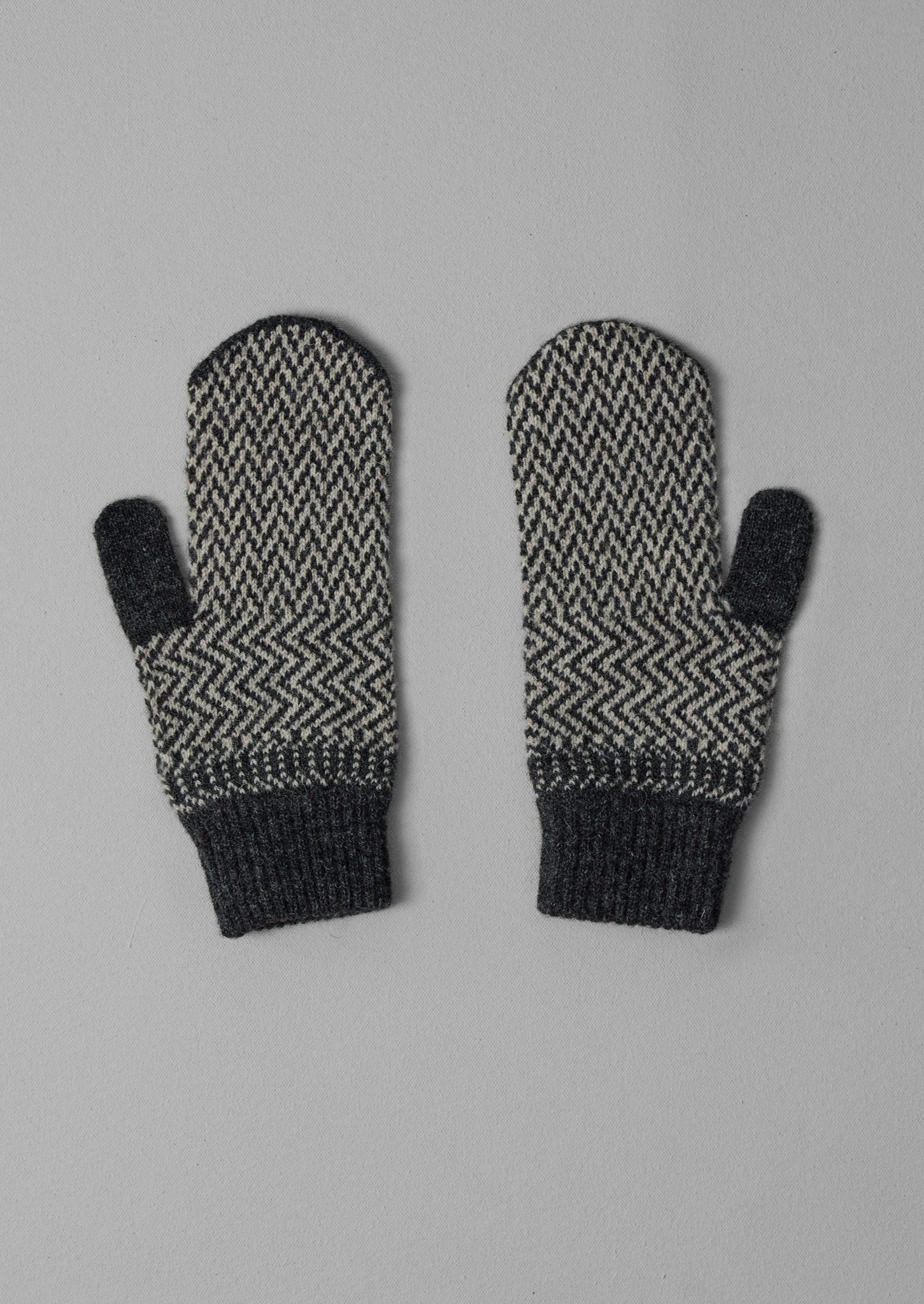 Zig Zag Jacquard Mittens | Graphite