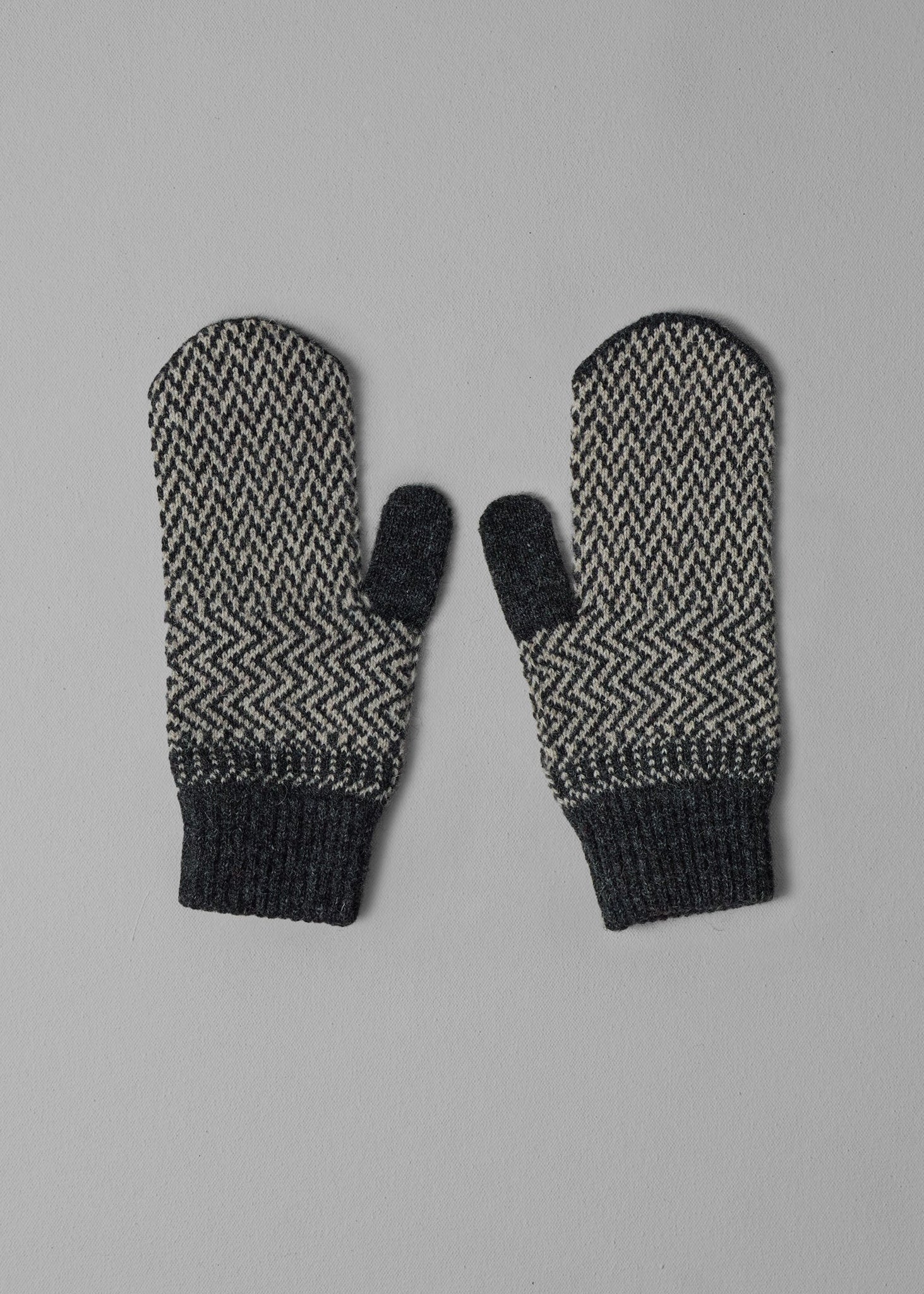 Zig Zag Jacquard Mittens | Graphite