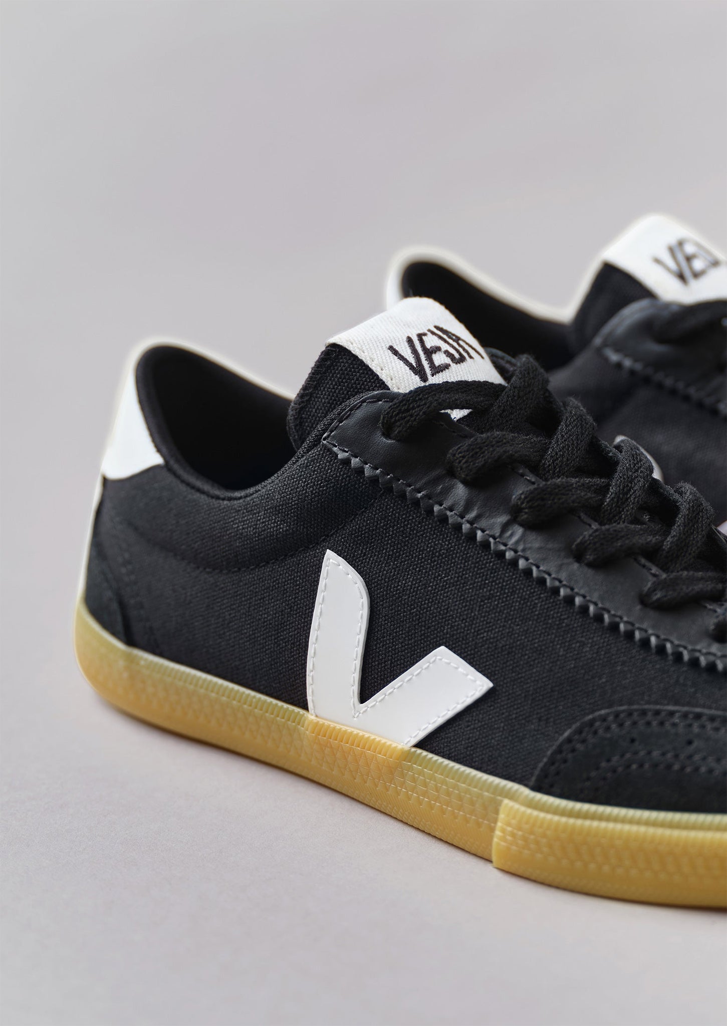 Veja Volley Canvas Trainers | Black/White/Natural